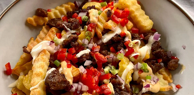 Loaded fries met gehakt, paprika en rode ui